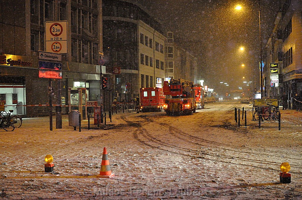 Groesserer Wohnungsbrand Koeln Hochhaus Barbarossaplatz P307.JPG